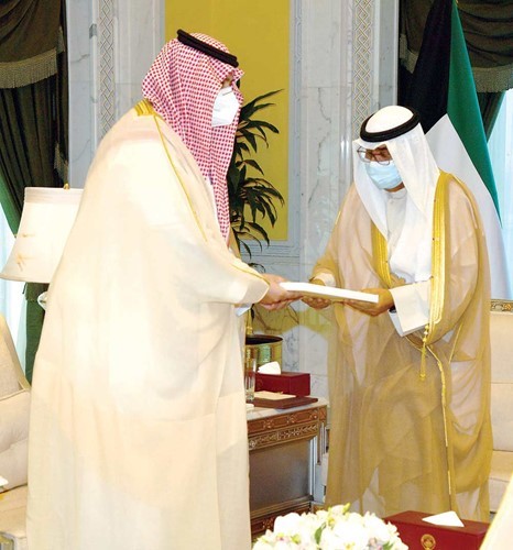 سمو ولي العهد الشيخ مشعل الأحمد يتسلم رسالة ولي العهد السعودي من صاحب السمو الملكي الأمير تركي بن محمد بن فهد بن عبدالعزيز