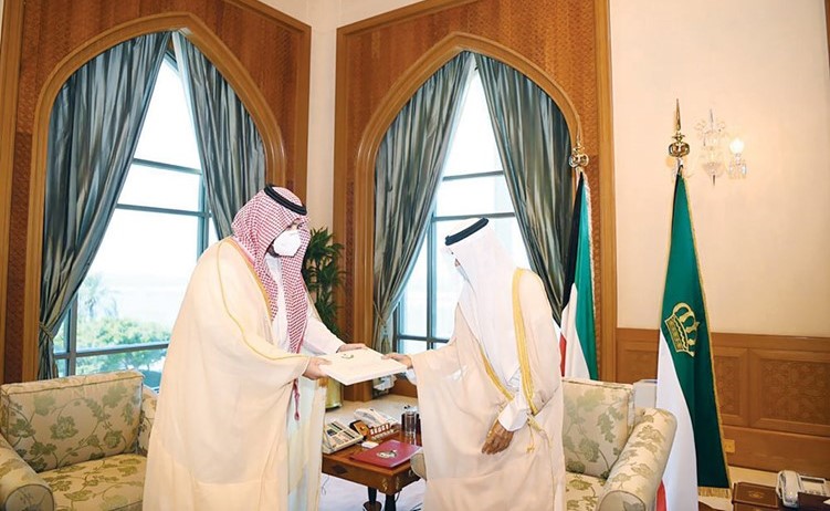  صاحب السمو الأمير الشيخ نواف الأحمد يتسلم رسالة خادم الحرمين الشريفين من صاحب السمو الملكي الأمير تركي بن محمد بن فهد بن عبدالعزيز