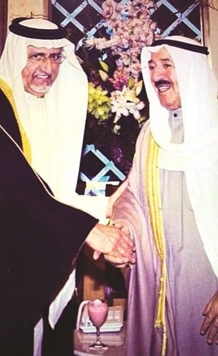 سمو الأمير الراحل الشيخ صباح الأحمد رحمه الله مصافحا عبدالله آل الشيخ في إحدى المناسبات