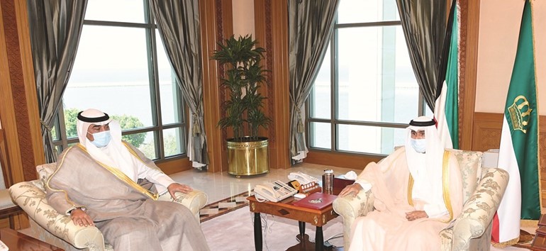 صاحب السمو الأمير الشيخ نواف الأحمد مستقبلا سمو رئيس مجلس الوزراء الشيخ صباح الخالد