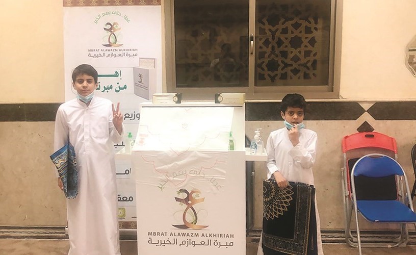 أطفال المبرة يوزعون السجاد