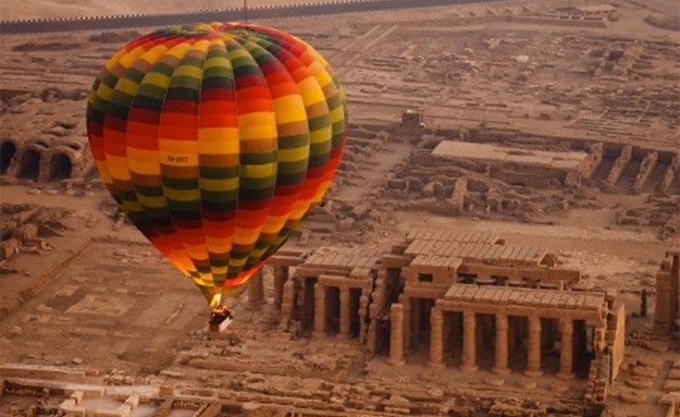 الأقصر المصرية تستكمل مظاهرها السياحية بإطلاق رحلات البالون الطائر