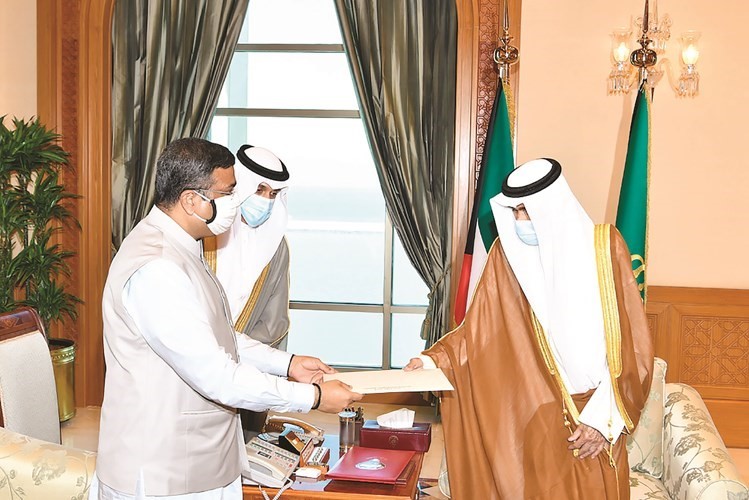 صاحب السمو الأمير الشيخ نواف الأحمد خلال تسلمه رسالة من وزير البترول والغاز الطبيعي والصلب في الهند دهار مندرا برادهان
