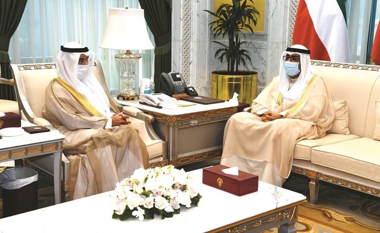 سمو ولي العهد الشيخ مشعل الأحمد مستقبلا الأمين العام لمجلس التعاون د.نايف الحجرف