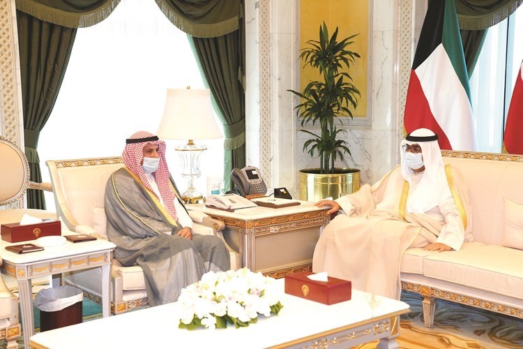 سمو ولي العهد الشيخ مشعل الأحمد خلال استقباله السفير الشيخ عزام الصباح