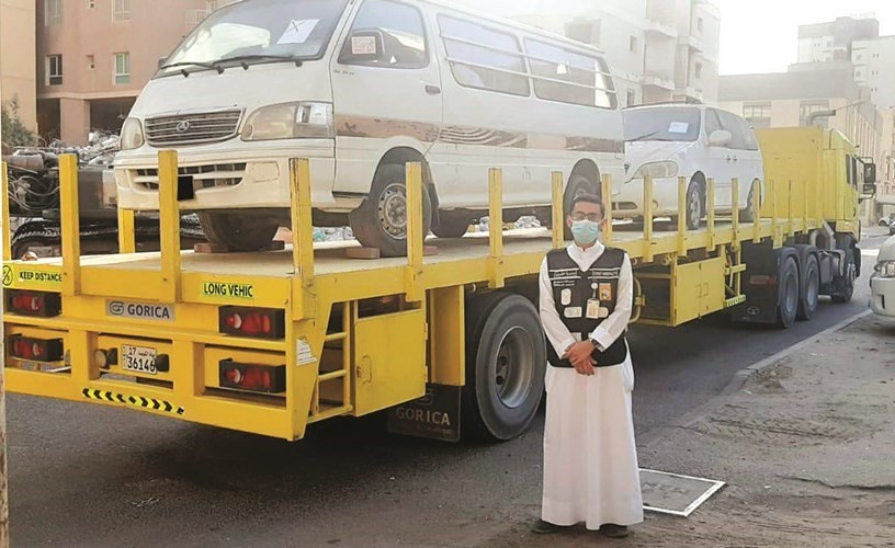 جانب من رفع السيارات المهملة