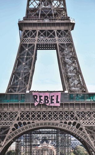 لافتة الدعوة إلى التمرد على برج إيفل