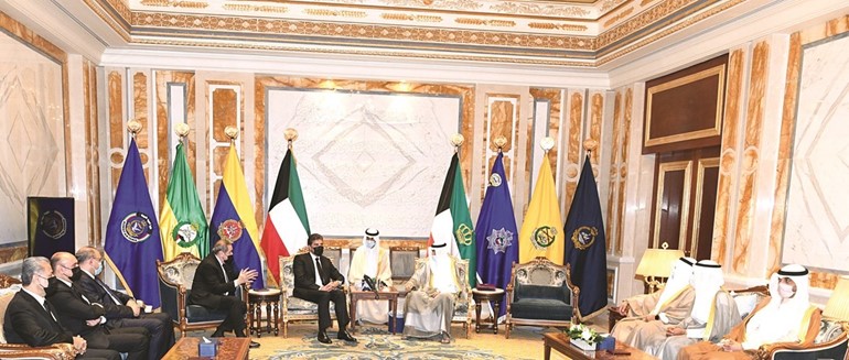صاحب السمو الأمير الشيخ نواف الأحمد خلال استقباله رئيس إقليم كردستان العراق نيجيرفان بارزاني والوفد المرافق له بحضور الشيخ علي الجراح والشيخ مبارك الفيصل والشيخ محمد العبدالله