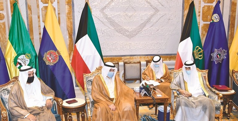 صاحب السمو الأمير الشيخ نواف الأحمد مستقبلا رئيس وأعضاء غرفة التجارة والصناعة