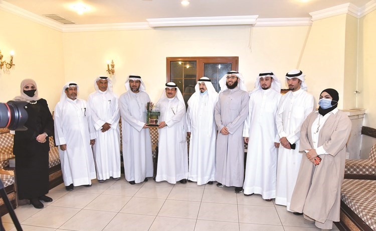 مستشار الشبكة يكرم د.نبيل العون						 (محمد هنداوي)