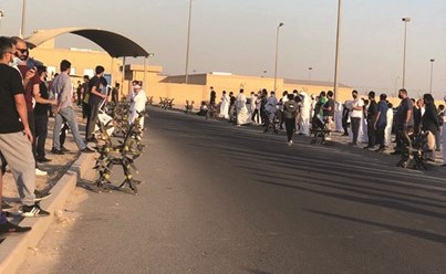 .. وتجمعوا مقابل السجن