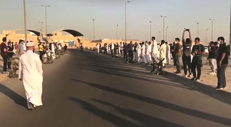 عدد من أسر النزلاء اعتصموا لبعض الوقت قبل ان ينصرفوا
