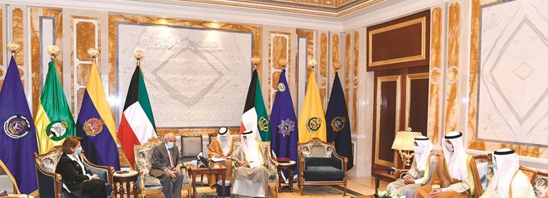 صاحب السمو الأمير الشيخ نواف الأحمد مستقبلا د.هلال الساير ومها البرجس بحضور الشيخ مبارك الفيصل والشيخ محمد العبدالله والشيخ خالد العبدالله
