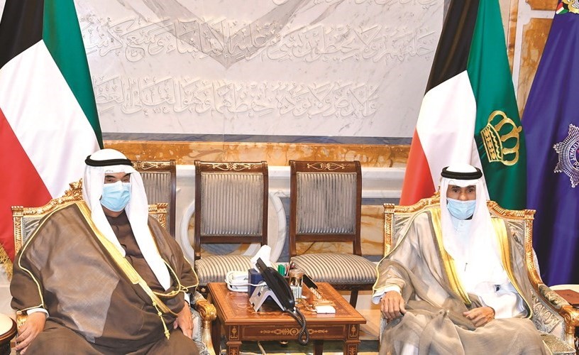صاحب السمو الأمير الشيخ نواف الأحمد خلال استقباله سمو الشيخ ناصر المحمد