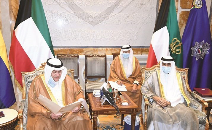 صاحب السمو الأمير الشيخنواف الأحمدمستقبلا رئيس غرفة تجارة وصناعة الكويت محمد الصقر
