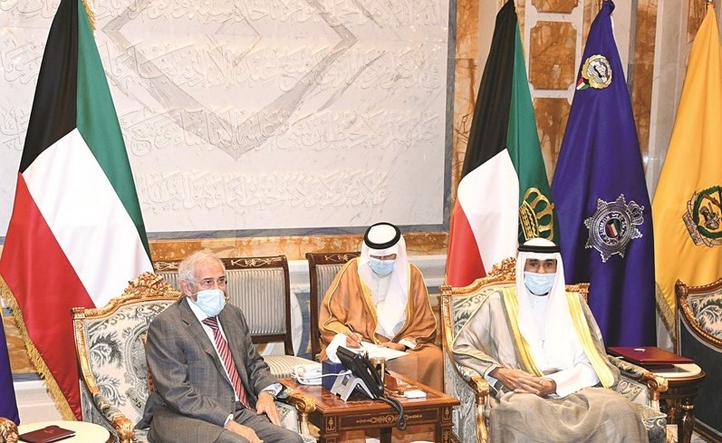 صاحب السمو الأمير الشيخ نواف الأحمد مستقبلا د.هلال الساير