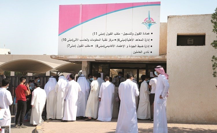 جانب من الزحام الذي شهده أول أيام التسجيل في كليات ومعاهد التطبيقي