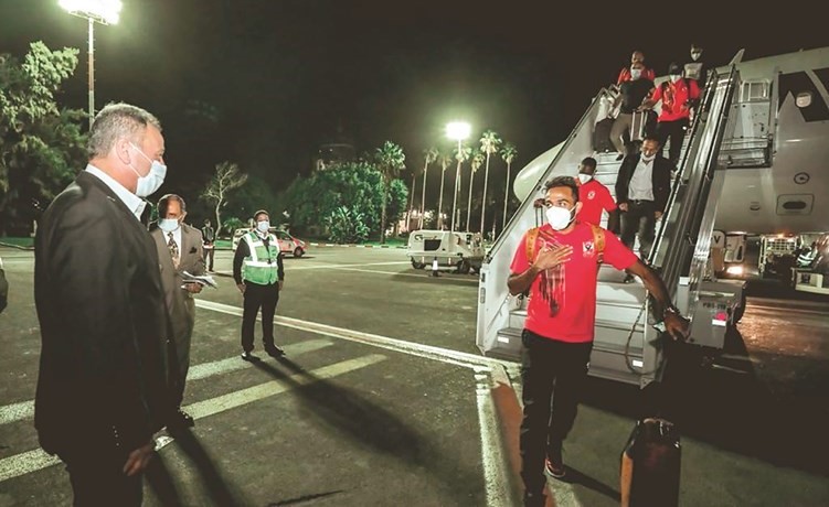 محمود الخطيب مستقبلا لاعبي الأهلي عقب الوصول الى المغرب