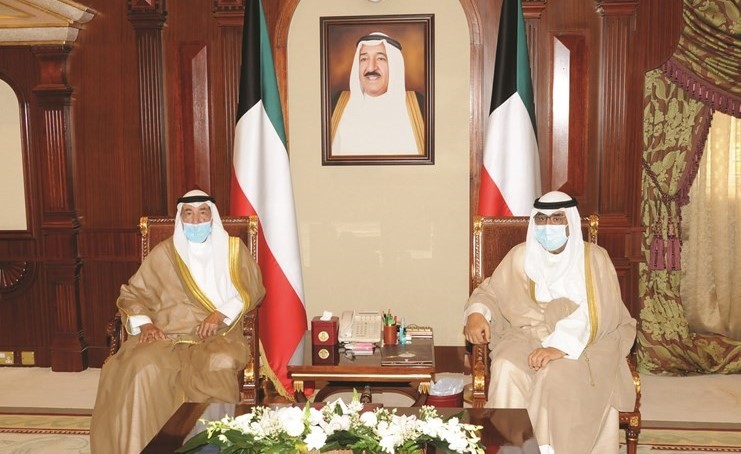سمو ولي العهد الشيخ مشعل الأحمد خلال استقباله الشيخ جابر العبدالله