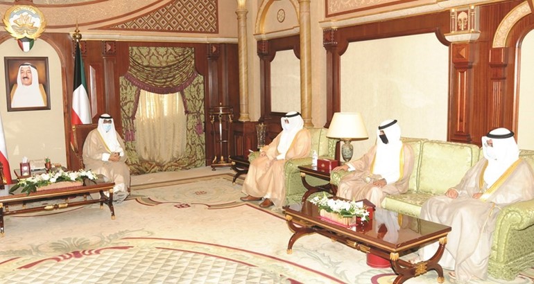 سمو ولي العهد الشيخ مشعل الأحمد مستقبلا أسامة العتيبي وعبدالله المحري وبدر الرفاعي