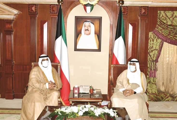 سمو ولي العهد خلال استقباله الشيخ أحمد المنصور