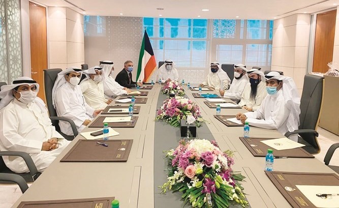 خالد الروضان وعبدالكريم تقي وفريق وزارة الأشغال خلال الاجتماع