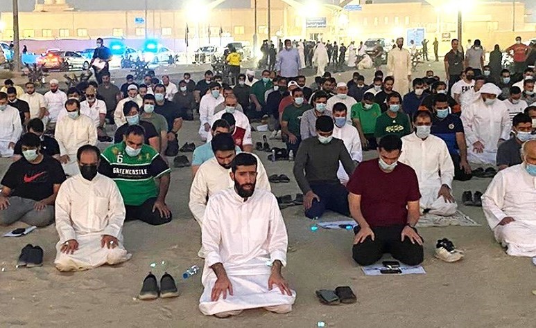 عدد من اهالي النزلاء يؤدون صلاة المغرب مقابل السجن المركزي