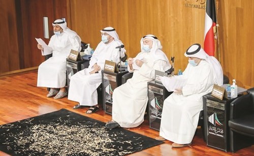 مبارك الحجرف وخليل الصالح وأسامة الشاهين ود.بدر الملا اثناء الاجتماع
