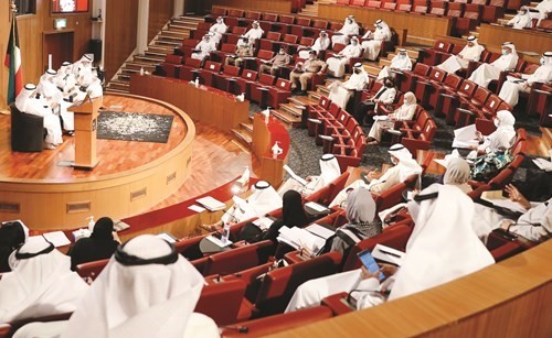 جانب من اجتماع لجنة الموارد البشرية مع الحكومة في مسرح مجلس الامة