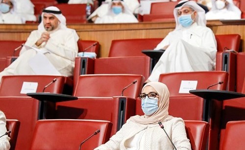 مريم العقيل ود.عودة الرويعي وعبدالله الكندري