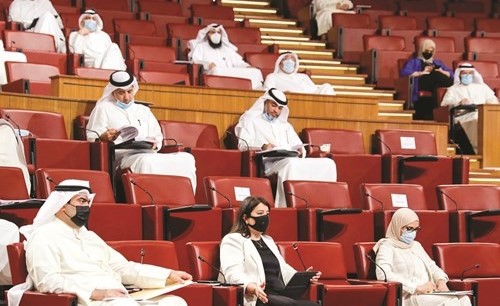 مريم العقيل ود.رنا الفارس وخالد الروضان وعمر الطبطبائي ود.عودة الرويعي