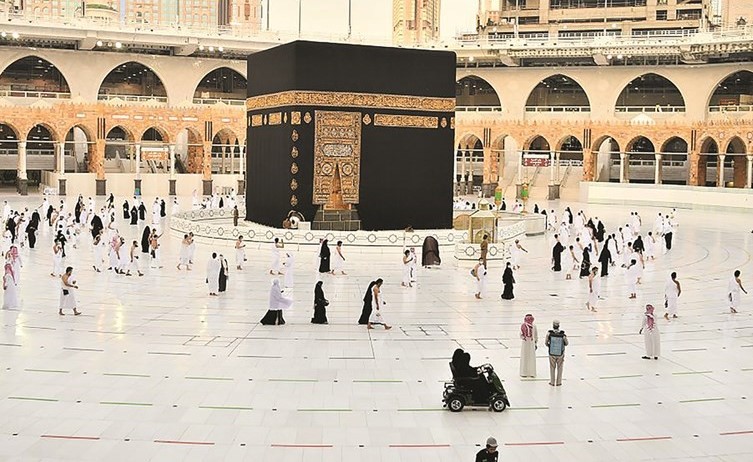 جانب من معتمري المرحلة الأولى يطوفون بالكعبة المشرفة 	(واس)