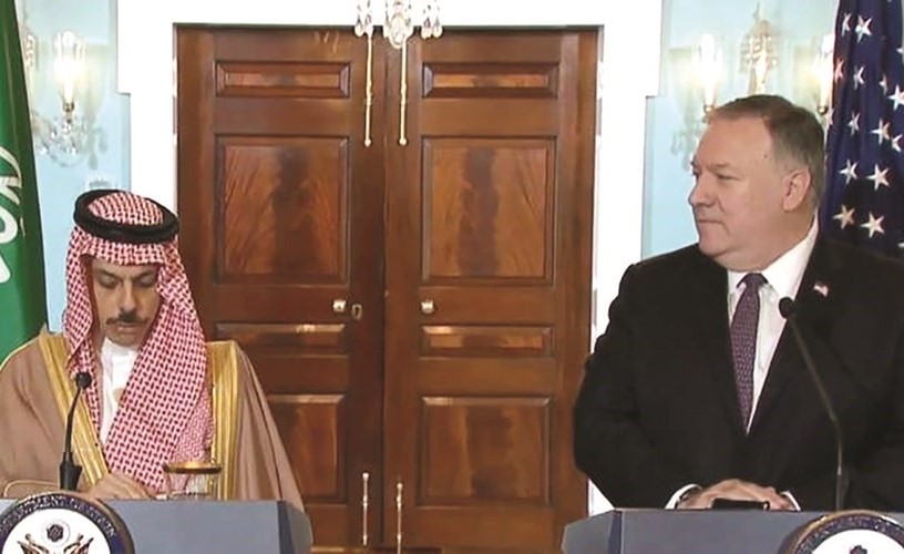 صورة تلفزيونية لوزير الخارجية السعودي الأمير فيصل بن فرحان ونظيره الأميركي مايك بومبيو خلال مؤتمرهما الصحافي المشترك في واشنطن أمس