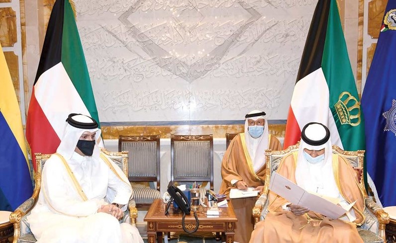 صاحب السمو الأمير الشيخ نواف الأحمد خلال تسلمه رسالة أمير قطر صاحب السمو الشيخ تميم بن حمد من نائب رئيس مجلس الوزراء ووزير الخارجية بدولة قطر الشيخ محمد بن عبدالرحمن آل ثاني