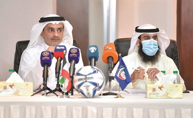 فهد الهملان و د.حامد الشيباني خلال اجتماع لجنة المسابقات