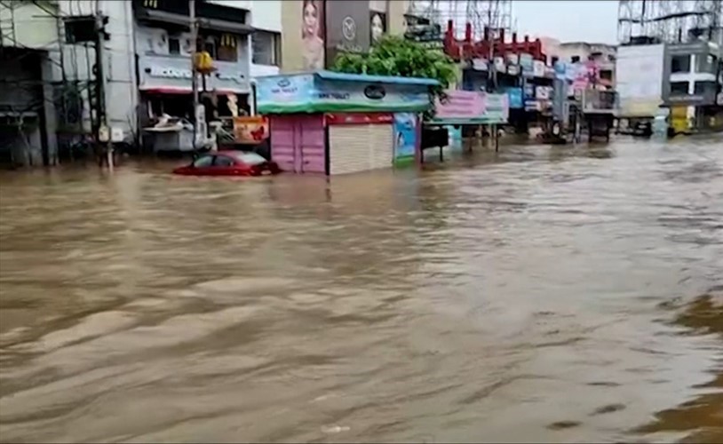 بالفيديو.. مقتل 30 شخصا جنوب الهند جراء الأمطار الغزيرة
