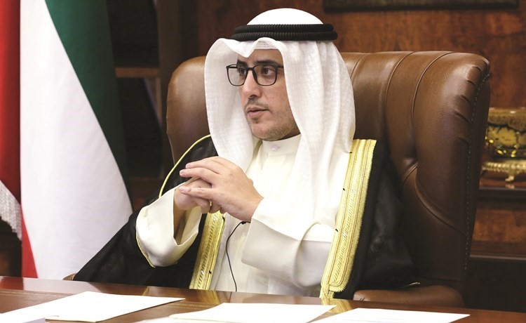 الشيخ د.أحمد الناصر خلال الاجتماع