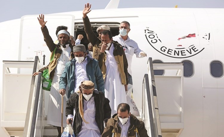 أسرى محررون تابعون لقوات الشرعية اليمنية لدى وصولهم مطار سيئون امس	(رويترز)