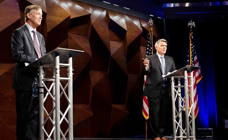  السيناتور الجمهوري كوري غاردنر وخصمه الديموقراطي جون هيكينلوبر يشاركان في مناظرة عن مقعد ولاية كولورادو قبل أيام (رويترز)
