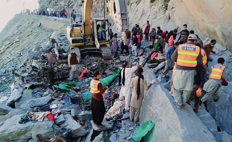 مصرع 16 شخصا في حادث حافلة في شمال باكستان