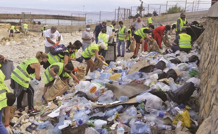 حملة كفى خلال تنظيف شاطئ كورنيش البحري في بيروت	(محمود الطويل)