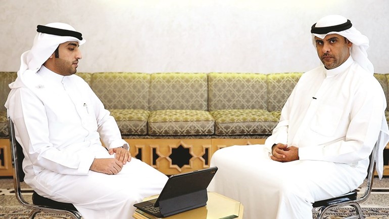 مرشح الدائرة الثالثة النائب يوسف الفضالة متحدثا للزميل عبدالعزيز المطيري