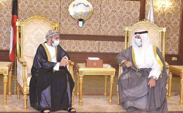 الشيخ مشعل الجابر خلال استقباله السفير العماني
