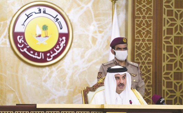 أمير قطر صاحب السمو الشيخ تميم بن حمد آل ثاني مفتتحا دور الانعقاد العادي 49 لمجلس الشورى أمس 	(رويترز)