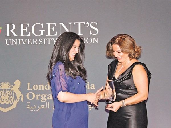 الشيخة انتصار سالم العلي خلال تسلمها جائزة أفضل امرأة عربية من لندن
