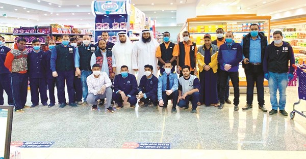 الرشيدي في السوق مع رئيس مجلس الإدارة عبدالله بوهندي والموظفين