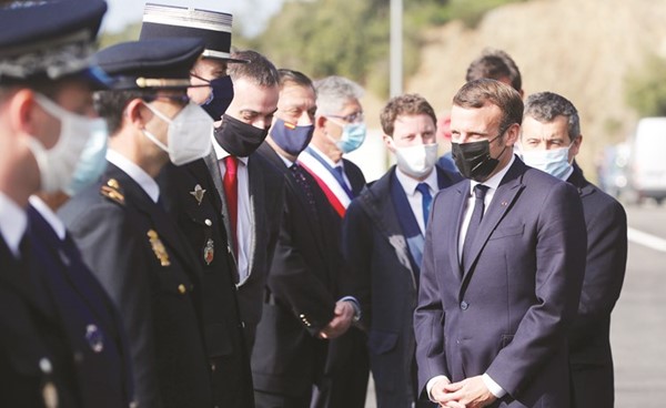 الرئيس الفرنسي إيمانويل ماكرون خلال زيارة للحدود بين فرنسا وإسبانيا 	(أ.ف.پ)