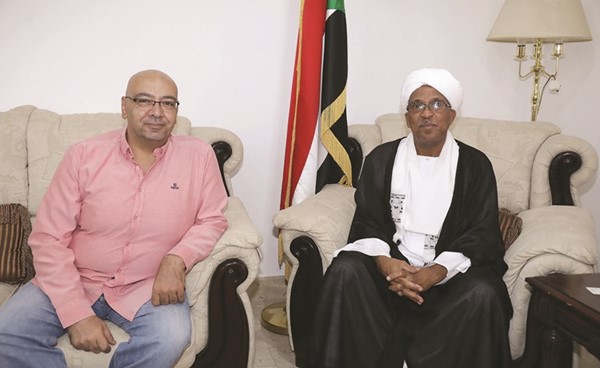 السفير السوداني عبدالمنعم الأمين مع الزميل أسامة دياب 	(زين علام)