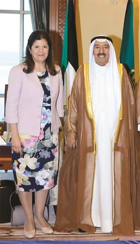 د. سميرة السيد عمر في أحد اللقاءات مع سمو الأمير الراحل الشيخ صباح الأحمد
