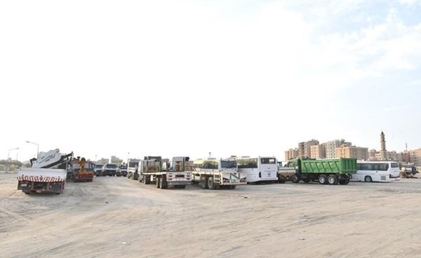 أعداد من الشاحنات والباصات المتوقفة في إحدى الساحات (محمد هنداوي)